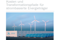 Das Bild zeigt eine Landschaft mit Windkraftanlagen, Solarpanelen und einem Wasserstofflager. Die Elemente symbolisieren die Nutzung erneuerbarer Energien und die Transformation hin zu strombasierten Energieträgern, wobei Wasserstoff eine zentrale Rolle spielt.