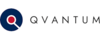 Logo von QVANTUM: Ein stilisierter roter Punkt in einem blauen Kreis links von dem Wort "QVANTUM", das in eleganter, klarer Schrift dargestellt ist. Das Design vermittelt einen modernen und professionellen Eindruck.
