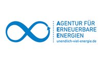 Das Bild zeigt das Logo der Agentur für Erneuerbare Energien. Es besteht aus einem blauen, stilisierten Unendlichkeitssymbol mit einem Pfeil, sowie dem Schriftzug „AGENTUR FÜR ERNEUERBARE ENERGIEN“ und der Website „unendlich-viel-energie.de“ in blauer Schrift.