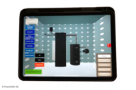 Ein Tablet-Bildschirm zeigt eine grafische Benutzeroberfläche mit einem 3D-Modell in einem Raum. Es sind Schaltflächen für verschiedene Funktionen, darunter Menüs und Einstellungen, sichtbar. Das Design ist technisch und schematisch, mit wabenförmigen Mustern im Hintergrund.