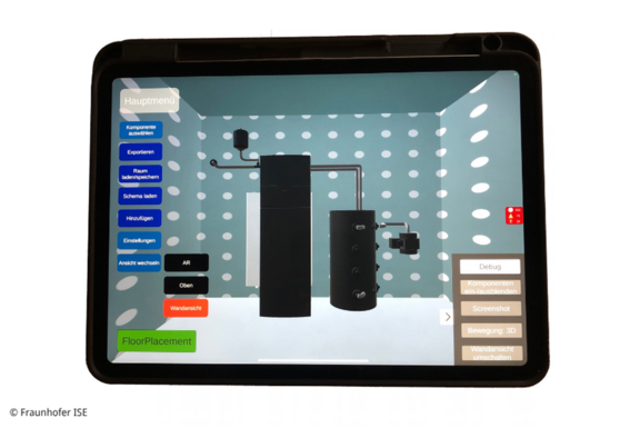 Ein Tablet-Bildschirm zeigt eine grafische Benutzeroberfläche mit einem 3D-Modell in einem Raum. Es sind Schaltflächen für verschiedene Funktionen, darunter Menüs und Einstellungen, sichtbar. Das Design ist technisch und schematisch, mit wabenförmigen Mustern im Hintergrund.