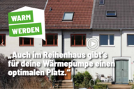 Ein Reihenhaus mit sonnigen Fenstern und einer grünen Wiese im Vordergrund. Text über dem Bild: "Warm werden - Auch im Reihenhaus gibt's für deine Wärmepumpe einen optimalen Platz." Ein Abspielbutton für ein Video ist ebenfalls sichtbar.