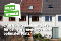Ein Reihenhaus mit sonnigen Fenstern und einer grünen Wiese im Vordergrund. Text über dem Bild: "Warm werden - Auch im Reihenhaus gibt's für deine Wärmepumpe einen optimalen Platz." Ein Abspielbutton für ein Video ist ebenfalls sichtbar.