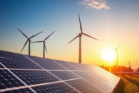 Das Bild zeigt eine Landschaft mit mehreren Windkraftanlagen im Hintergrund und Solarzellen im Vordergrund. Der Himmel ist bei Sonnenuntergang in warmen Farben beleuchtet, was auf eine nachhaltige Energieerzeugung hinweist. Die Szene vermittelt ein Gefühl von Fortschritt und Umweltbewusstsein.