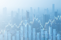 Silhouetten einer Stadt mit mehreren hohen Gebäuden im Hintergrund. Über der Skyline verläuft ein graphischer Verlauf, der steigende und fallende Werte darstellt, was auf wirtschaftliche oder finanzielle Daten hinweist. Die Bildstimmung ist subtil und futuristisch.