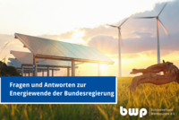 Bildbeschreibung: Eine Landschaft mit Solarpanels und Windkraftanlagen vor einem Sonnenuntergang. Im Vordergrund steht eine Holzskulptur. Über dem Bild steht der Text: "Fragen und Antworten zur Energiewende der Bundesregierung."