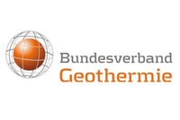 Logo des Bundesverbands Geothermie. Es zeigt eine stilisierte Erdkugel mit einem orangefarbenen Punkt. Der Schriftzug „Bundesverband Geothermie“ ist in Grau und Orange geschrieben, wobei „Geothermie“ hervorgehoben ist.