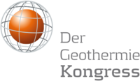 Logo des Geothermie-Kongresses. Eine stilisierte Erdkugel mit orangefarbenem Mittelpunkt und grauem Gitter darüber. Darunter der Schriftzug „Der Geothermie Kongress“ in grauer Schrift.
