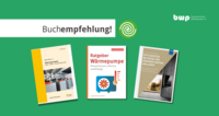 Drei Buchcover zum Thema Wärmepumpen auf grünem Hintergrund. Die Titel sind: „Wärmepumpen“ von Marek Miara, „Ratgeber Wärmepumpe“ von Frank-Michael Baumann und „Effizienter Betrieb von Wärmepumpenanlagen“ von Hans-Jürgen Seifert. Oben steht „Buchempfehlung!“.