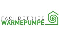 Logo eines Fachbetriebs für Wärmepumpen. Der Text „Fachbetrieb Wärmepumpe“ ist in Großbuchstaben dargestellt, wobei „Wärmepumpe“ hervorgehoben ist. Ein grafisches Element in Form eines Hauses mit einer Spirale verdeutlicht das Thema der modernen Heiztechnologie.
