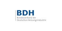 Logo des Bundesverbands der Deutschen Heizungsindustrie (BDH) in blauer Schrift auf weißem Hintergrund. Unter dem Kürzel "BDH" steht der vollständige Name des Verbands in grauer Schrift.