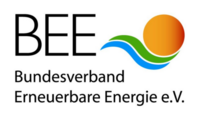 Logo des Bundesverbands Erneuerbare Energie e.V. (BEE). Der Schriftzug "BEE" steht prominent im Vordergrund, daneben der vollständige Name. Ein Sonnenmotiv und geschwungene Linien symbolisieren erneuerbare Energien.