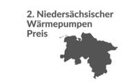 Eine grafische Darstellung mit dem Titel "2. Niedersächsischer Wärmepumpen Preis" und einer Silhouette von Niedersachsen. Der Text ist klar und in großer Schrift geordnet, um das Thema der Wärmepumpentechnologie und des Preises hervorzuheben.