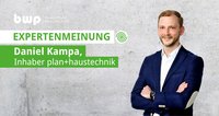 Das Bild zeigt Daniel Kampa, Inhaber von plan+haustechnik, der in einem Anzug mit aufgeschlagenem Hemd lächelt und die Arme vor der Brust verschränkt hat. Im Hintergrund ist ein Grauton zu sehen, mit dem Text "Expertenmeinung" in weiß und grün.