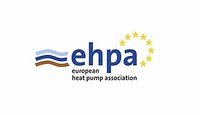 Das Bild zeigt das Logo der Europäischen Wärmepumpenvereinigung (ehpa). Es enthält die Buchstaben "ehpa" in blauer Schrift, umgeben von zwei Wellen und Sternen, die die europäische Verbindung symbolisieren.