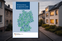 Titelbild des Klimaschutzprogramms 2026. Es zeigt eine grüne und blaue Illustration einer Karte Deutschlands, umgeben von Icons, die mit Umweltschutz und Nachhaltigkeit in Verbindung stehen. Der Hintergrund zeigt eine Wohnstraße mit modernen Gebäuden.