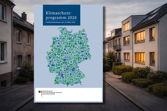 Titelbild des Klimaschutzprogramms 2026. Es zeigt eine grüne und blaue Illustration einer Karte Deutschlands, umgeben von Icons, die mit Umweltschutz und Nachhaltigkeit in Verbindung stehen. Der Hintergrund zeigt eine Wohnstraße mit modernen Gebäuden.