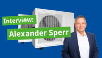 Das Bild zeigt Alexander Sperr in einem Interview. Im Hintergrund sind zwei klimatisierte Geräte sichtbar. Der Hintergrund ist blau, und der Text hebt den Titel des Interviews hervor.