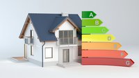 Ein modernes Haus mit einem blauen Dach und Balkon steht im Vordergrund. Rechts daneben ist eine farbige Energiebewertungsskala von A (grün) bis G (rot) abgebildet, die die Energieeffizienz des Hauses symbolisiert.