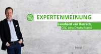 Ein Mann steht lächelnd vor einer grauen Wand. Er trägt einen dunkelblauen Blazer und ein gestreiftes Hemd. Der Text "EXPERTENMEINUNG" sowie der Name "Leonhard von Harrach, CEO Aira Deutschland" sind prominent in grüner Schrift dargestellt.