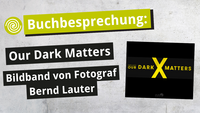 Eine grafische Ankündigung zur Buchbesprechung über "Our Dark Matters", einen Bildband des Fotografen Bernd Lauter. Der Titel und der Autor sind prominent dargestellt, um das Interesse an der Besprechung zu wecken.