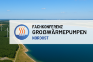 Das Bild zeigt das Banner zur Fachkonferenz über Großwärmepumpen im Nordosten. Darauf stehen die Worte „Fachkonferenz Großwärmepumpen“ und „Nordost“, begleitet von einem grafischen Symbol mit stilisierten Flammen und einer blauen Umrandung auf einem hellen Hintergrund.