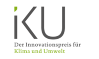 Logo des Innovationspreises für Klima und Umwelt (IKU). Der Text umfasst die Abkürzung "IKU" in großer Schrift und darunter den vollständigen Namen des Preises. Das Design ist schlicht und modern, mit einer Kombination aus grauen und grünen Farbtönen.