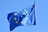 Die Flagge der Europäischen Union zeigt einen blauen Hintergrund mit zwölf goldenen Sternen, die in einem Kreis angeordnet sind. Sie symbolisiert Einheit und Zusammenarbeit der europäischen Nationen.