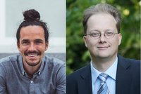 Zwei Porträts von Männern. Links ein lächelnder Mann mit dunklen, langen Haaren in einem Dutt, trägt ein graues Hemd. Rechts ein ernst wirkender Mann mit kurzen, hellen Haaren, einer Brille und einem Anzug mit einer gestreiften Krawatte. Hintergrund grün und neutral.