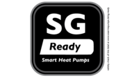 Logo mit der Aufschrift „SG Ready“ und „Smart Heat Pumps“. Es weist auf die Kompatibilität von Heizpumpen mit intelligenten Systemen hin. Das Design ist einfach, mit einem klaren, schwarzen Hintergrund und auffälligen weißen Buchstaben.