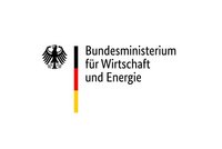 Logo des Bundesministeriums für Wirtschaft und Energie in Deutschland. Es zeigt einen deutschen Bundesadler auf der linken Seite und den Schriftzug „Bundesministerium für Wirtschaft und Energie“ daneben. Die Farben Schwarz, Rot und Gold sind ebenfalls integriert.