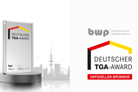 Das Bild zeigt einen transparenten Award mit der Aufschrift "Deutscher TGA-Award". Daneben steht das Logo des Bundesverbands Wärmepumpe e.V. und der Hinweis "Offizieller Sponsor". Im Hintergrund sind stilisierte Stadtansichten skizziert.
