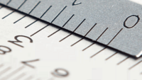 Nahaufnahme eines Lineals mit markierten Zentimeter- und Millimeter-Einheiten. Die Skala zeigt deutlich die Maßeinheiten, wobei der Fokus auf dem Nullpunkt liegt. Ideale Darstellung für präzises Messen.