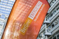 Ein orangefarbener Banner mit der Aufschrift „Berliner ENERGietage“ und dem Untertitel „Energiewende in Deutschland“. Der Banner ist aufrecht und befindet sich in einer urbanen Umgebung mit modernen Gebäuden im Hintergrund.