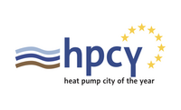 Logo für "Heat Pump City of the Year" (HPCY) mit der Abkürzung "hpc" in blauer Schrift. Darüber sind wellenartige Linien in verschiedenen Blautönen. Um den Text herum befindet sich ein Kranz aus gelben Sternen, der die europäische Flagge symbolisiert.