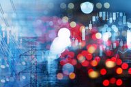 Ein Strommast vor einem verschwommenen Hintergrund mit bunten Lichtern und Grafiken. Die Grafiken zeigen aufsteigende und fallende Kurven, die auf finanzielle Trends hinweisen. Die kühle Farbpalette ist größtenteils blau und rot.