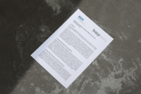 Ein Dokument mit dem Titel "Entwurf einer Stellungnahme" ist auf einem grauen Untergrund platziert. Oben links steht "BDH" und rechts "bwp". Der Text enthält Informationen und Absätze zu einem spezifischen Thema, jedoch sind die Details nicht erkennbar.
