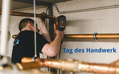 Ein Handwerker, der mit einem Werkzeug an kupfernen Rohren arbeitet. Im Hintergrund ist ein kurzer Schriftzug „Tag des Handwerks“ zu sehen.