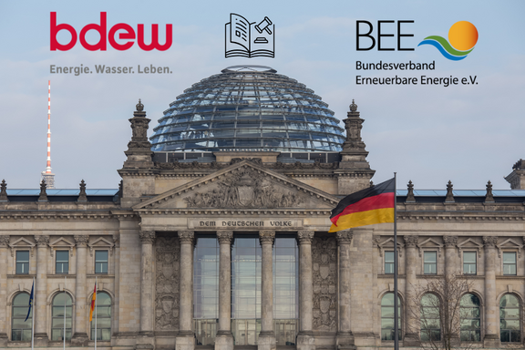 Das Bild zeigt das Reichstagsgebäude in Berlin. Im Vordergrund sind die Logos von bdew und BEE, zwei Organisationen, die sich mit Energie beschäftigt. Die deutsche Flagge weht sichtbar. Das Bild vermittelt ein Gefühl der Energie- und Wasserversorgung in Deutschland.