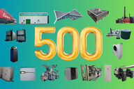 Zahl 500 in großen goldenen Ziffern vor einem farbverlaufenden Hintergrund. Um die Zahl herum sind verschiedene industrielle Maschinen und Gebäude angeordnet, darunter Heizsysteme und geothermische Anlagen.
