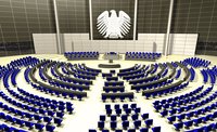 Eine Ansicht des Plenarsaals im Bundestag. Der Raum ist kreisförmig angeordnet mit blauen Stühlen und Tischen. In der Mitte steht eine Rednerbühne, im Hintergrund ist das Bundesadler-Wappen zu sehen. Der Raum ist hell und modern gestaltet.