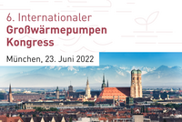 Die Grafik kündigt den 6. Internationalen Großwärmepumpen Kongress an, der am 23. Juni 2022 in München stattfindet. Im Hintergrund sind die Alpen und ein Teil der Stadt München sichtbar, einschließlich ikonischer Bauwerke und Dächer.