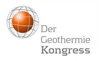 Logo des Geothermie-Kongresses mit einem stilisierten Globus und der Beschriftung "Der Geothermie Kongress". Der Globus ist orangefarben und wird von einem gitterförmigen Muster umgeben. Das Hauptaugenmerk liegt auf dem Titel des Kongresses.