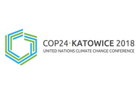 Logo der COP24, der 24. UN-Klimakonferenz, die 2018 in Katowice stattfand. Es zeigt ein stilisiertes, geometrisches Design in Blau und Grün, begleitet von dem Text "COP24 KATOWICE 2018 UNITED NATIONS CLIMATE CHANGE CONFERENCE".