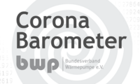 Das Bild zeigt den Schriftzug „Corona Barometer“ in großen, auffälligen Buchstaben. Darunter befindet sich das Kürzel „bwp“ für den Bundesverband Wärmepumpe e.V. Die Hintergrundgrafik besteht aus konzentrischen Kreisen.
