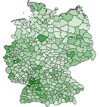 Eine Karte von Deutschland, auf der verschiedene geografische Bereiche in unterschiedlichen Grüntönen dargestellt sind. Dunklere Grüntöne stehen für stärkere Ausprägungen eines bestimmten Merkmals, während hellere Grüntöne geringere Ausprägungen anzeigen. Linien markieren die Grenzen der einzelnen Regionen.