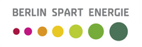 Das Bild zeigt den Slogan „BERLIN SPART ENERGIE“ in grauer Schrift. Darunter befinden sich farbige Kreise in verschiedenen Größen, die von rot über orange und gelb bis grün verlaufen. Das Design vermittelt eine Botschaft der Energieeinsparung in Berlin.