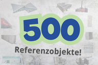 Bild mit dem Text „500 Referenzobjekte!“ in großer Schrift. Der Hintergrund zeigt verschiedene graue und farbige Objekte, die wie Referenzprojekte wirken. Der Fokus liegt auf der Aussage, dass insgesamt 500 Referenzobjekte vorhanden sind.