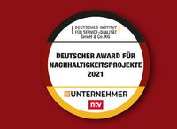 Rundes Emblem mit dem Text "Deutscher Award für Nachhaltigkeitsprojekte 2021" in der Mitte. Oben steht "Deutsches Institut für Service-Qualität", und unten sind die Logos von "Unternehmer" und "ntv" abgebildet. Der Hintergrund ist rot.