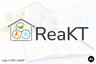 Logo von ReaKT mit den Symbolen für Wärme, Kälte und Pflanzen, eingebettet in ein Haus-Icon. Im Hintergrund sind Skizzen eines Gebäudes und ein offenes Notizbuch zu sehen.